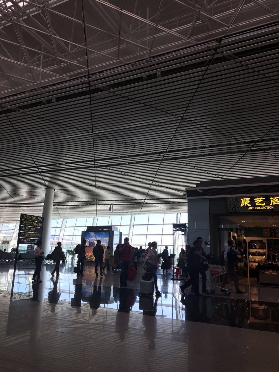 天津滨海机场二号航站楼安检区域只能说相对宽裕,通常只开放大约5个
