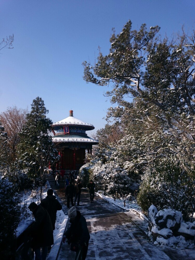 【携程攻略】北京景山公园景点,下雪后去的,景区里放着禁止登山的录音