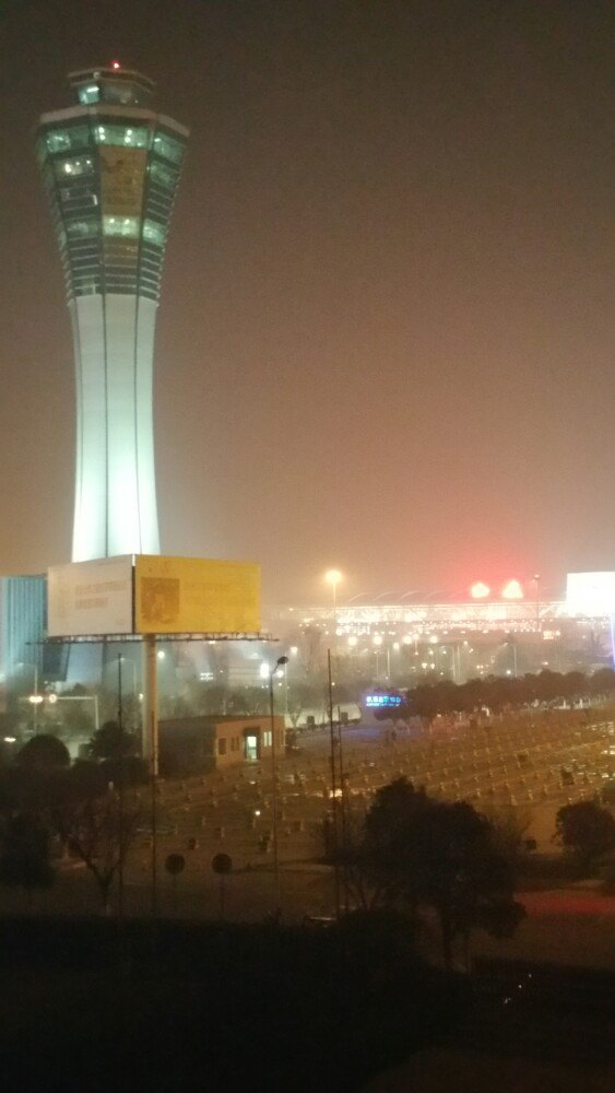 这就是大西安国际咸阳机场.无论是日出,日落,或是夜景这里都很美.