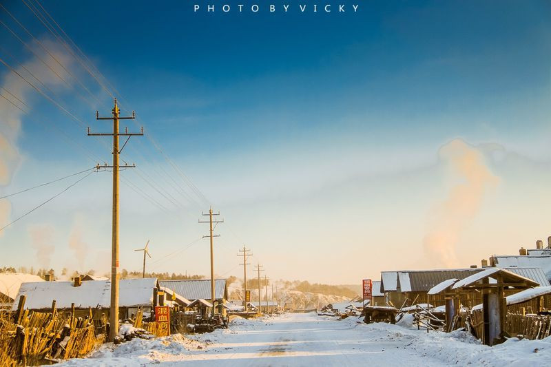 路上有牛在跑,家家户户炊烟袅袅,窗外冰天雪地,窗内温暖人心