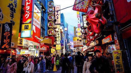 它的三面被山地所围,西部面临呈弓形的大阪湾.因为这里靠近日本