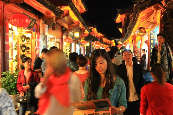 白天的 丽江游人稀少,一到晚上整个街上全是拥挤的人群,也许只有晚上