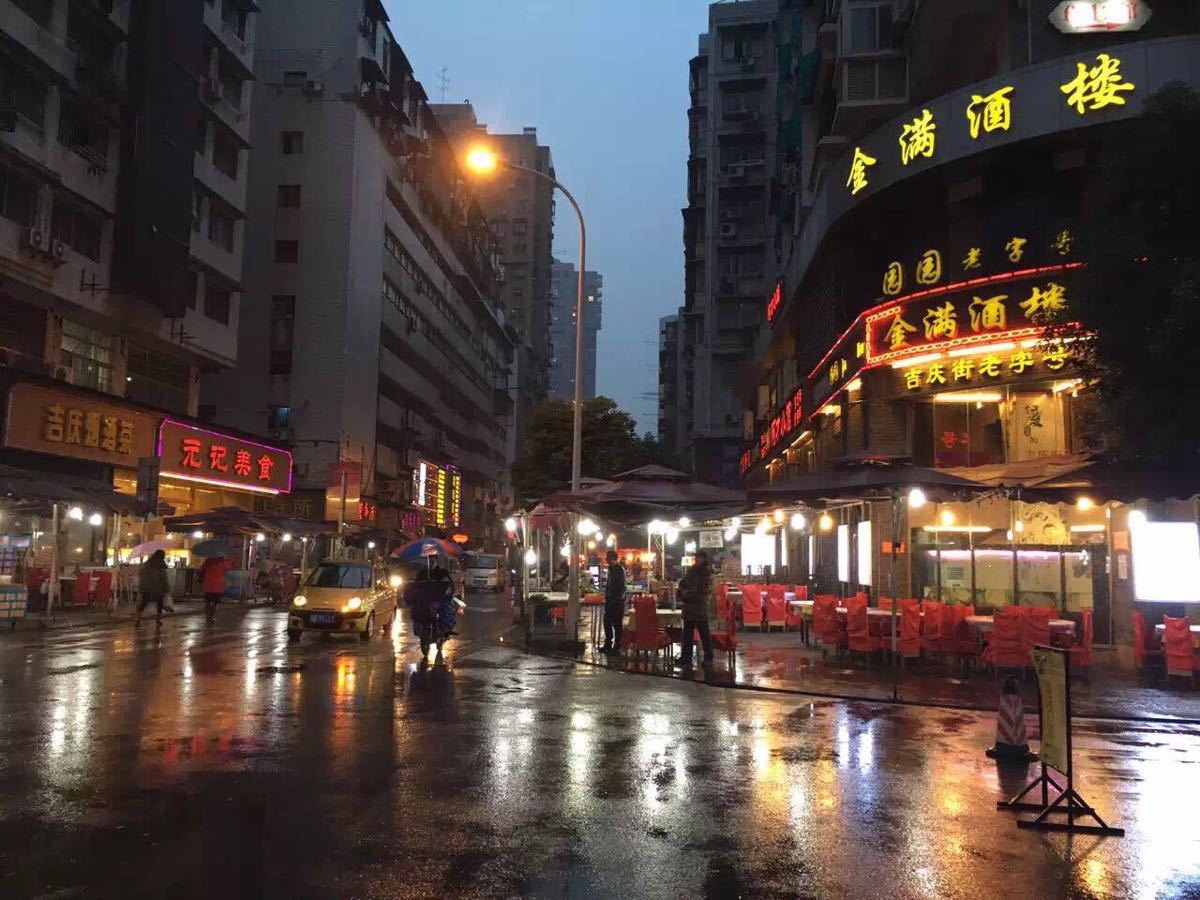 一条不错的大排档夜店,都是一些地道的武汉菜