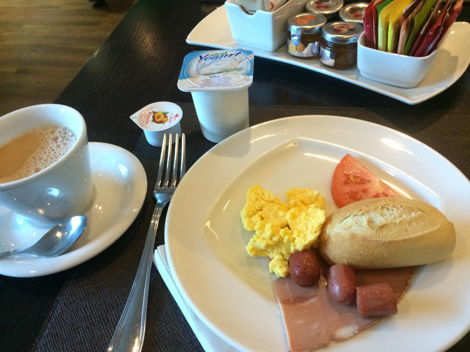 餐食:1.早餐都是酒店的西式早餐啦,我每天必喝酸奶或牛奶麦片.