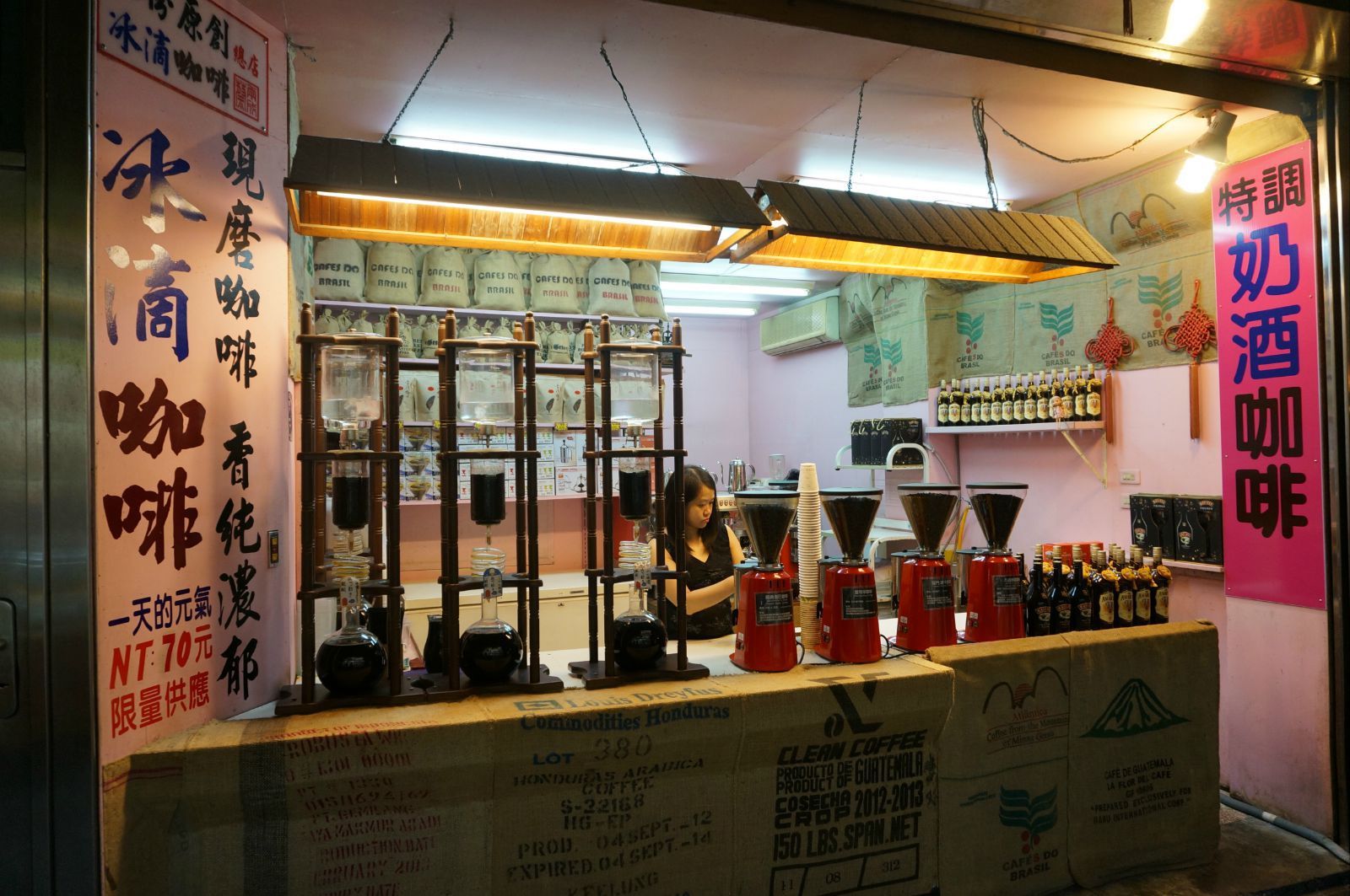 九份是这次旅行中我比较喜欢的一个地方,也许是因为住的民宿,也许是有聊得来的朋友。到达九份,天色已开始逐渐变暗,去吃了卤肉饭和芋圆我们便在老街上逛逛。极窄的老街在9点以前满满的是日本和大陆游客,直到店铺逐渐关门以后,老街才渐渐宁静下来,只有少数茶楼还在营业。大部分的游客是因为宫崎骏的千与千寻才来九份,其实我也不例外。