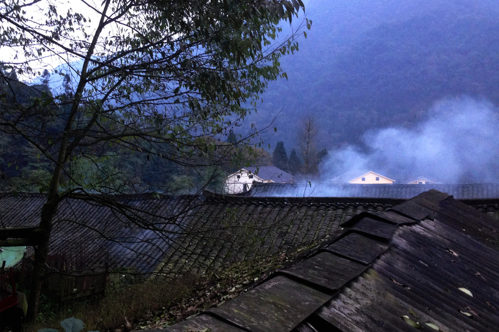 这里炊烟袅袅,树木葱葱,村舍掩隐在大山丛林之中.