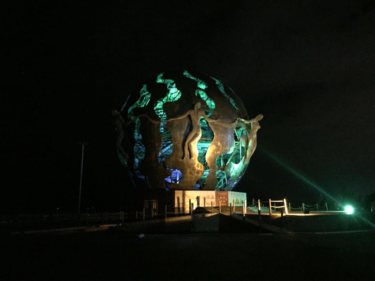 夜晚去海边散步,北海银滩的面积挺大,来回走了几公里,沙滩的沙子很细