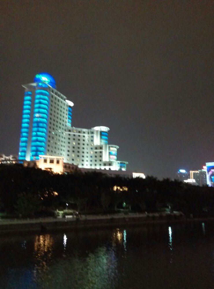 每周五晚上8:30到9:00的水幕电影挺不错的,还有南湖夜景也挺美的