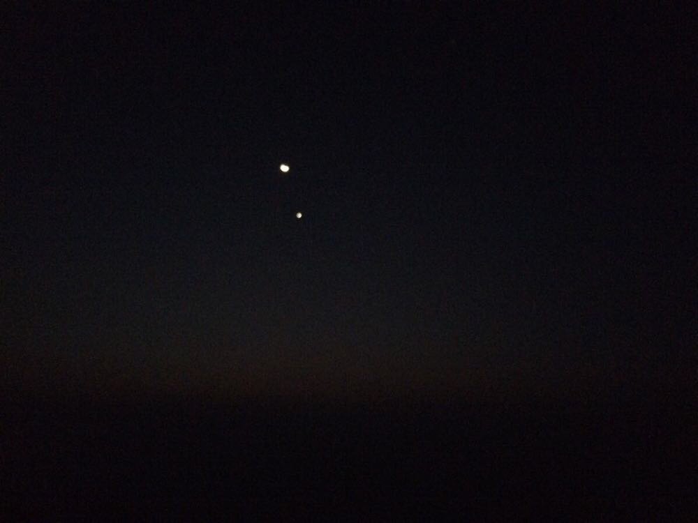 等待日出1,那两个亮点是月亮和一个星星