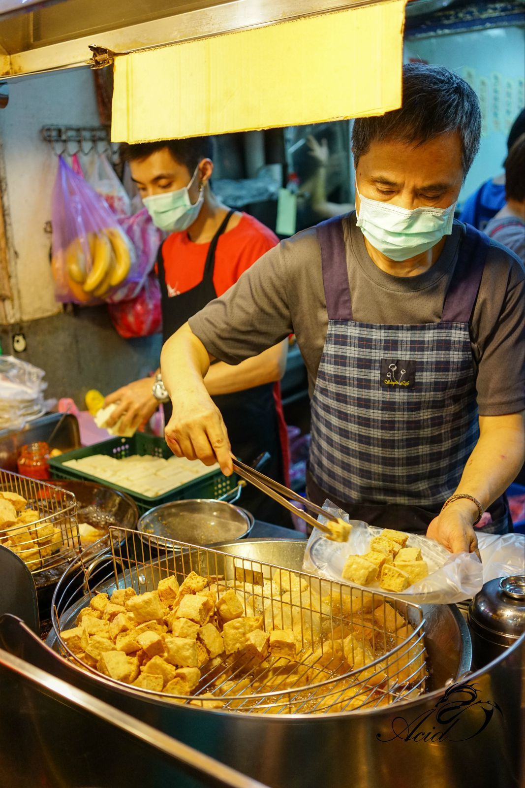 要去士林夜市在捷运剑潭站下哦,不要在士林站下车
走吧,吃吧,每样别买多哦,因为好吃的实在太多
大部分都可以在B1那吃的到
至于哔-烧,自己看着办..吃这个需要勇气
尤其旁边一金发外国妹子举着相机,对你比着大拇指的时候(口)(