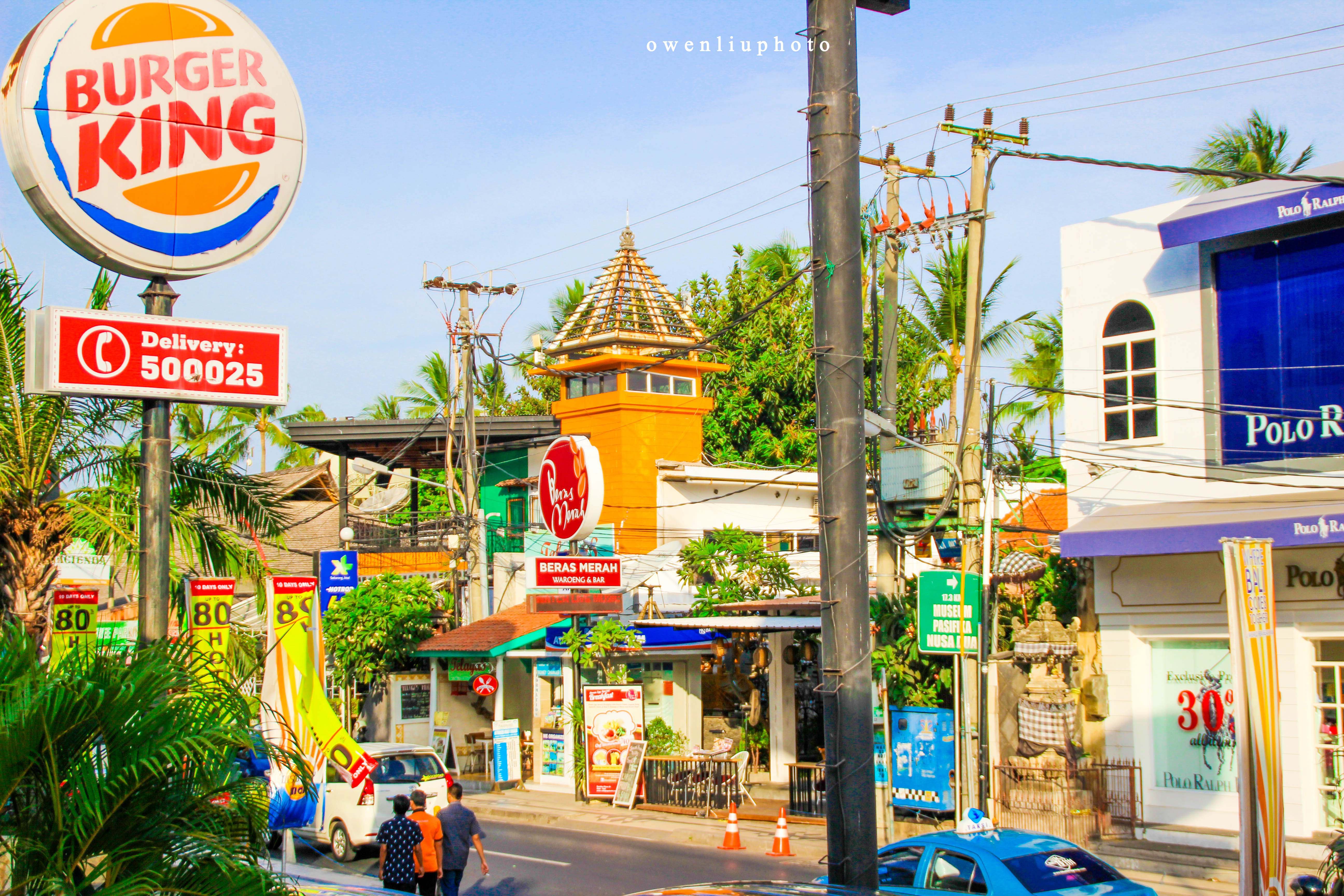 因为住的酒店Vasanti就在库塔,距离机场大概10分钟车程,酒店环境还不错,楼顶有游泳池,酒店周边也有不少小餐馆,晚上散步去洋人街,一路上都是小店,只有途中路过了一个大型商场,前面的广场上有人表演喷火。大约15分钟就能走到著名的discovery shopping mall ,台阶上坐了很多人,商场里的东西并没有什么特别的,只是商场对面的大象拖鞋专卖店推荐大家去逛一下,鞋子大概60多一双,橡胶底,很舒服,买三送一哟,可惜当时没空去买,后来换酒店了再想找大象专卖店就找不到了,最后在乌布市场附近发现了一家店