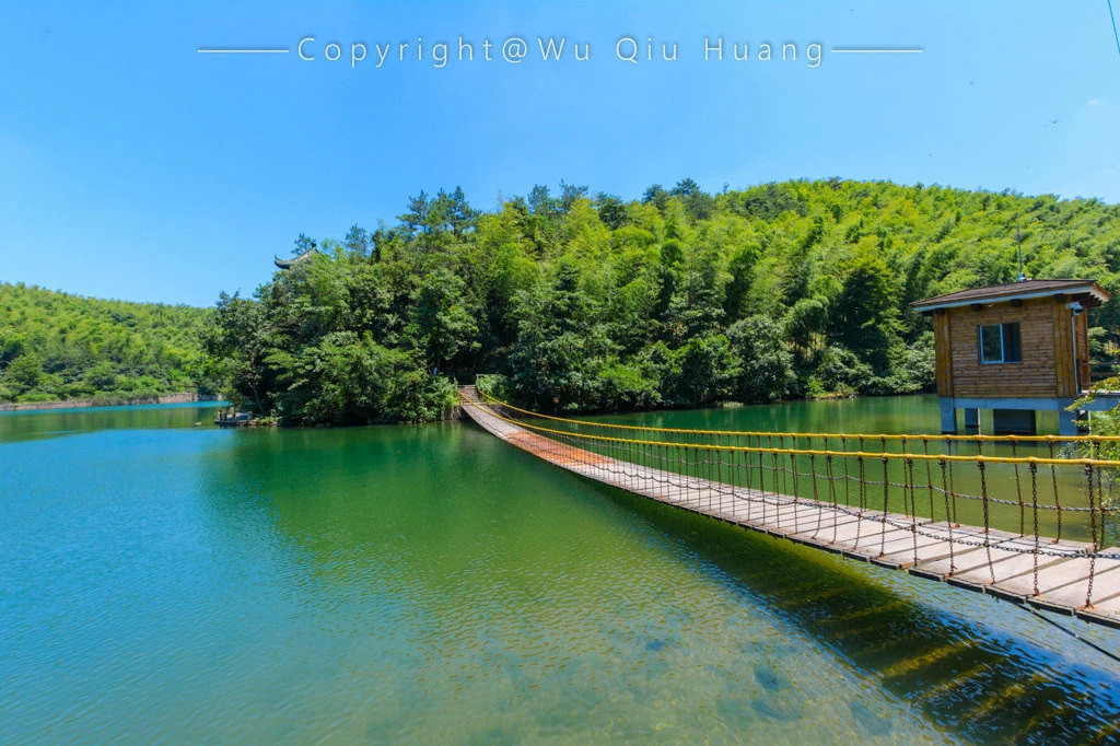 宜兴竹海风景区山水相依,在竹海中,两山夹峙之间,山涧水和天然雨水汇