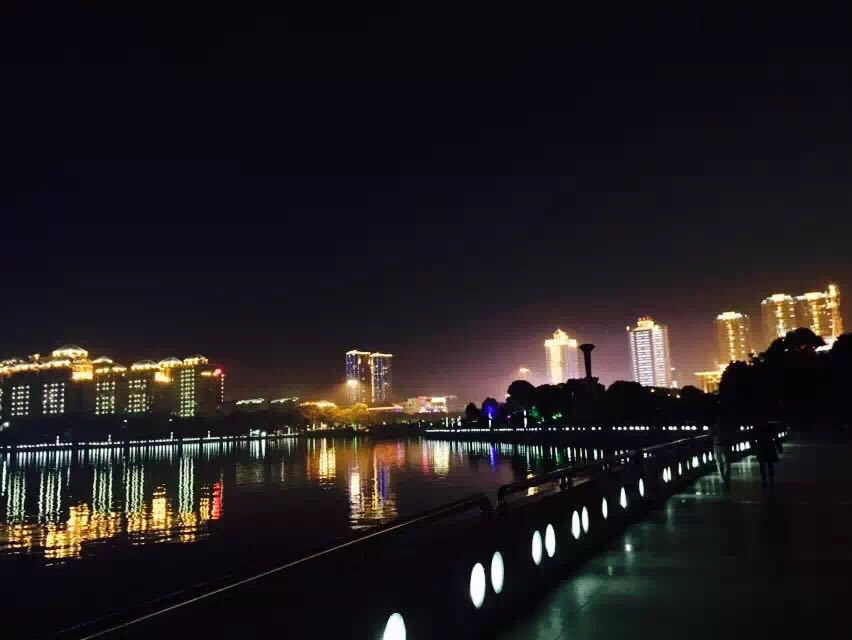 【携程攻略】岳阳南湖景点,美丽岳阳 南湖夜景 流光