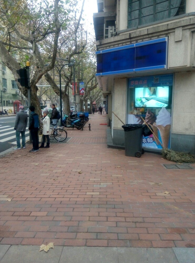 不下雨的阴天,漫步在徐汇的街道上   