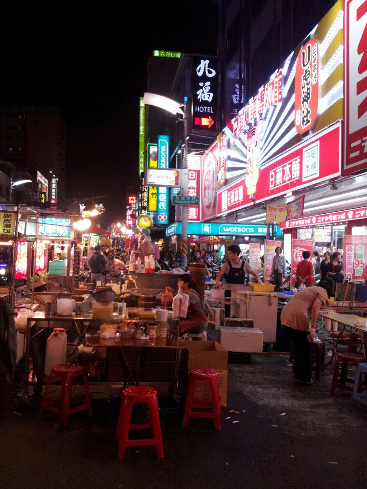 【携程攻略】高雄六合夜市景点,高雄相对热闹的夜市,人气很旺,不过卖