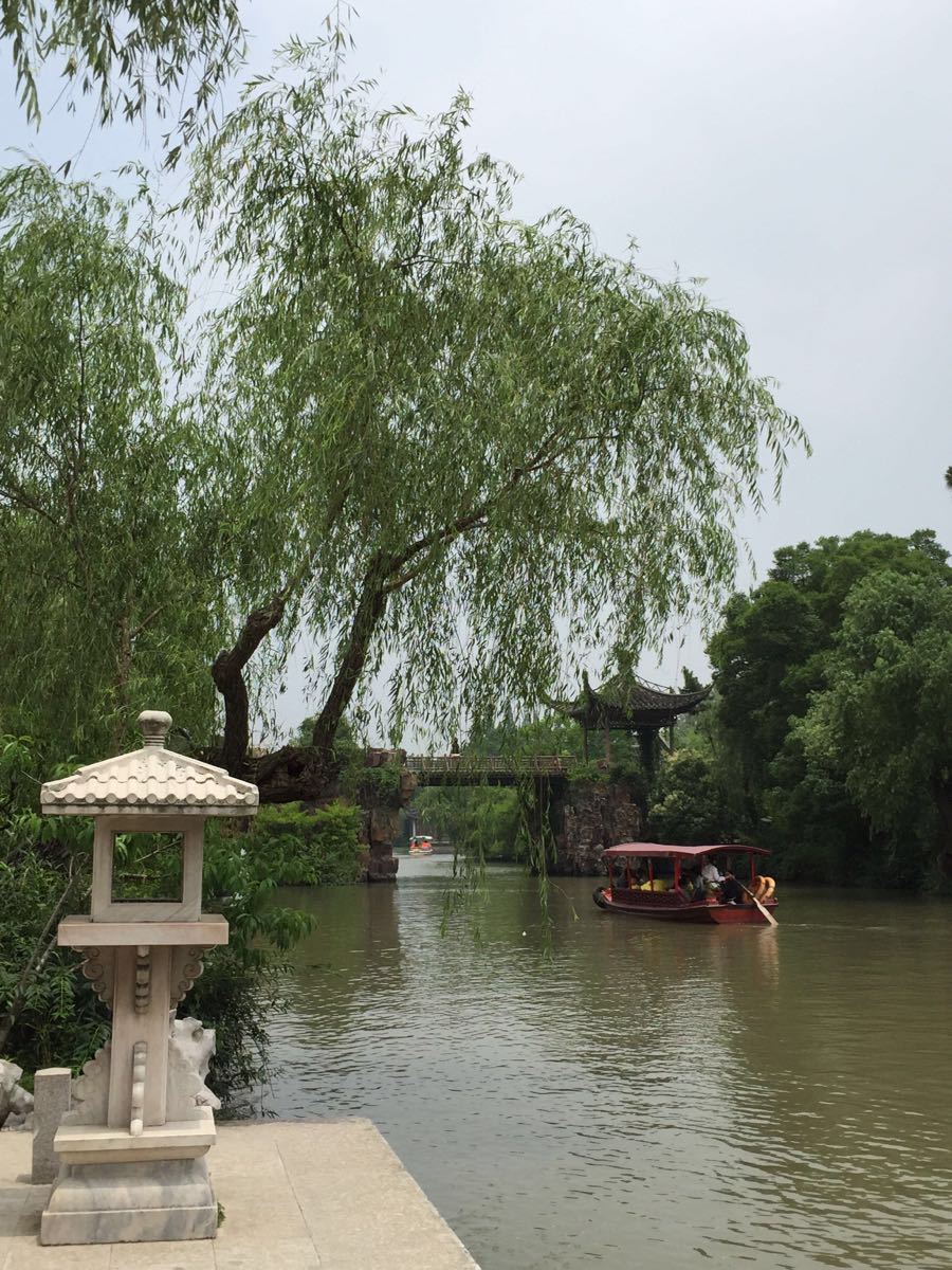 扬州市内可乘坐旅游专线/旅游观光巴士/6/17/29/37/62/99/103路至瘦西湖(虹桥坊)站步行至瘦西湖南门,乘坐旅游专线/旅游观光巴士至五亭桥站或瘦西湖东门(宋夹城体育休闲公园西门)站步行至瘦西湖东门,旅游专线/旅游观光巴士/25路至观音山(瘦西湖北门)站步行至瘦西湖北门,旅游专线/5/11/39/50/81/10