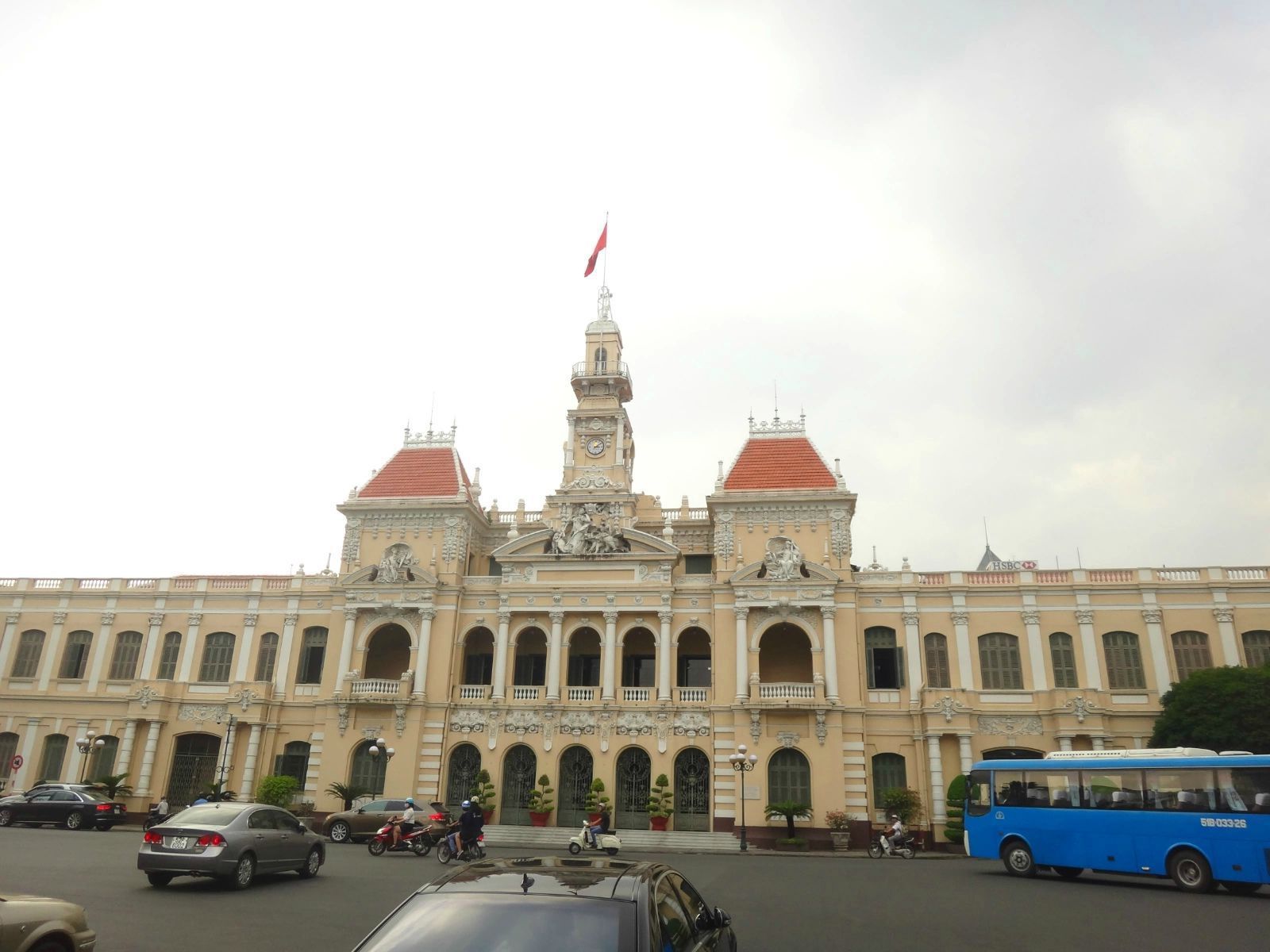 景点介绍 胡志明市政府大楼即原西贡市政厅,是一座具有浓烈法国风格的