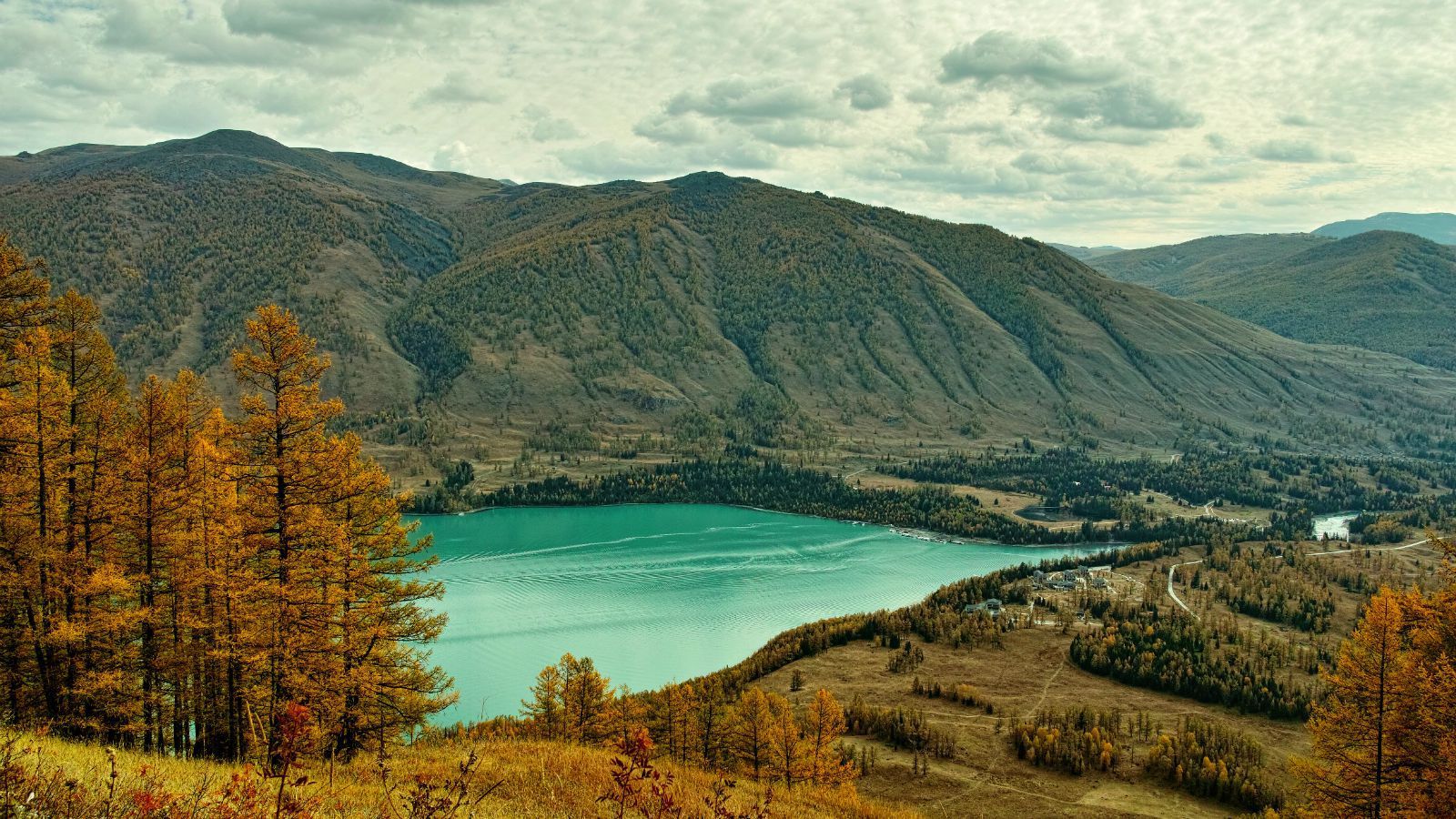 登上骆驼峰顶的观鱼台,饱览喀纳斯湖全景.湖光山色,大气震撼.