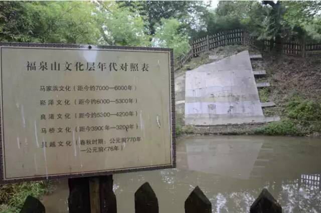 福泉山遗址位于上海市青浦区重固镇境内,是闻名遐迩的古遗址公园,被