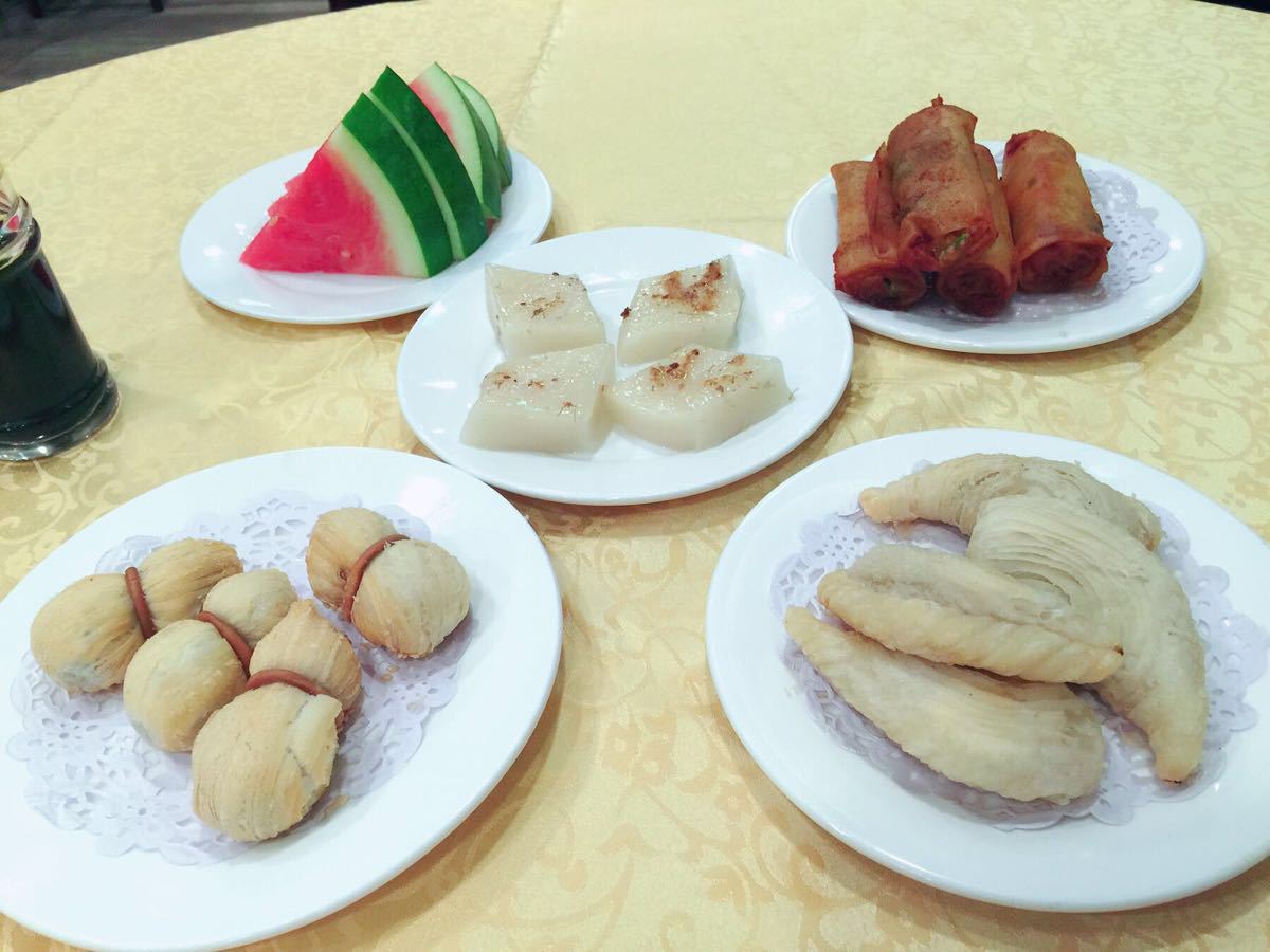 如果嫌饭点人太多,可以到绿波廊吃下午茶,很不错的,有团购,要提前预约