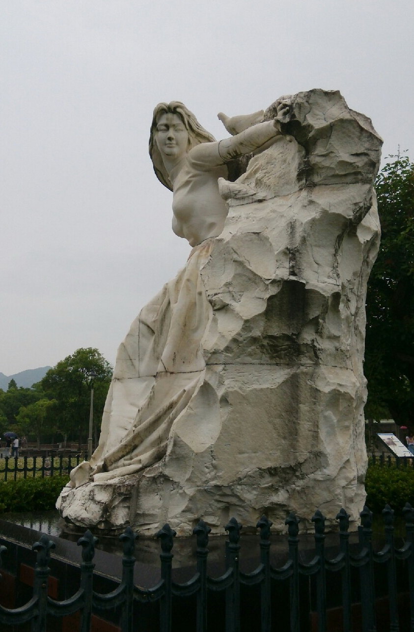              中国赠送的和平雕塑