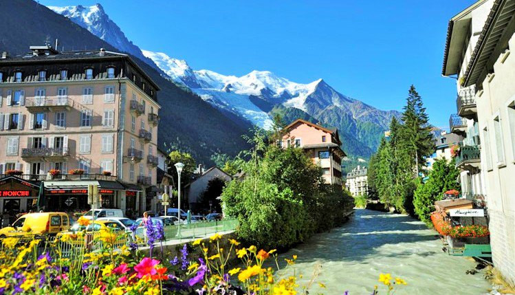 夏莫尼-勃朗峰:阿尔卑斯山最高峰下的法国美丽小镇