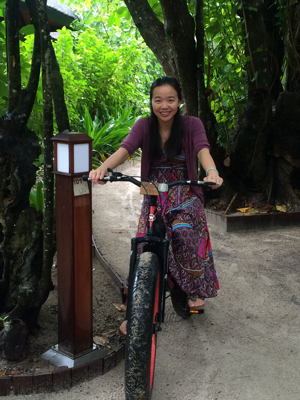 穿长裙骑车确实很飘,只是容易被卡,我已经卡了三回,至今心疼我那被卡