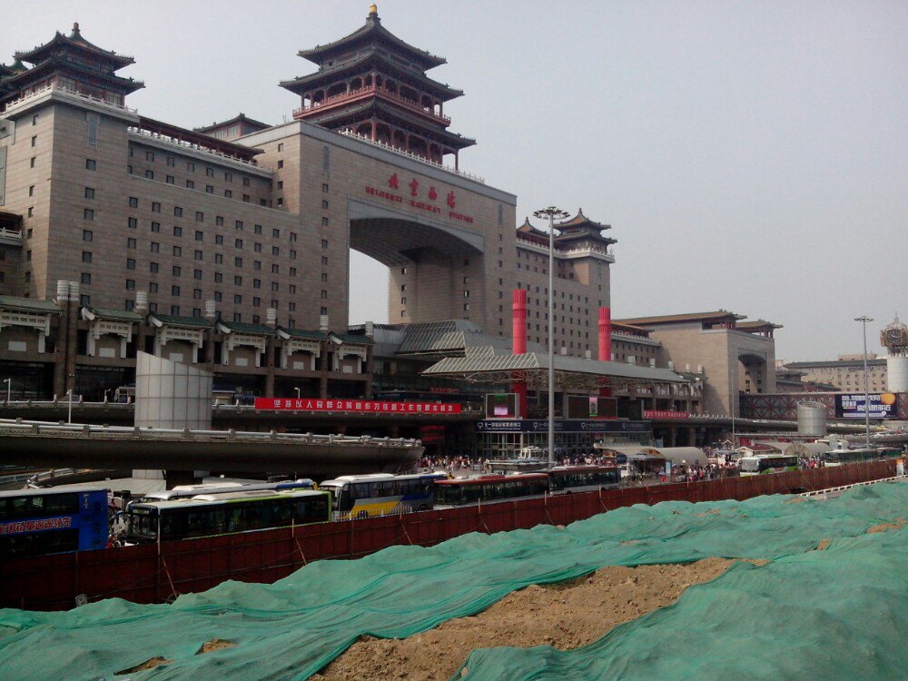 北京西站位于北京丰台区莲花池公园附近,承载着南来北往的游客,这里