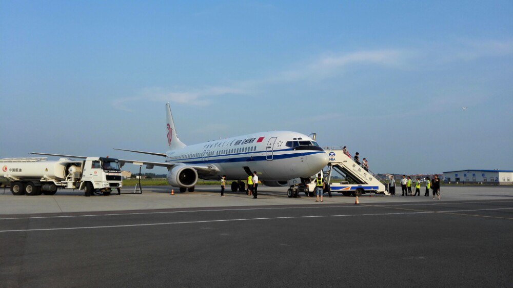 朋友明天从襄阳机场坐HU7064航班到深圳宝安