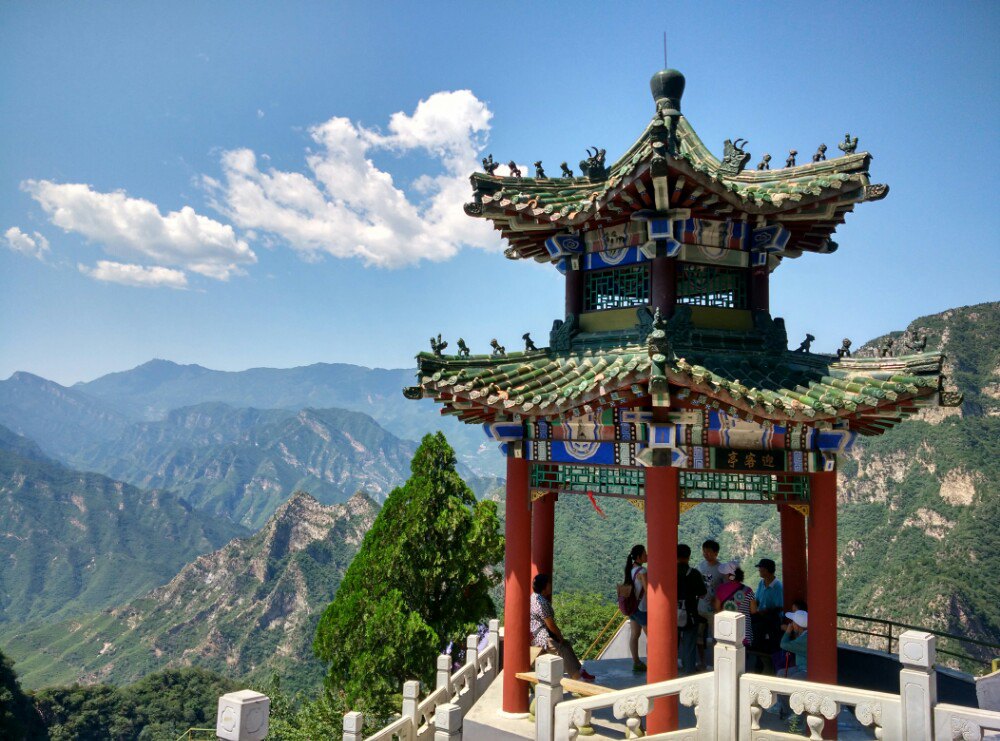 今天中秋节,估计大家都在和家里人团聚的日子,选择出行圣莲山风景区。早上7:10出发,一路交通顺利,一个半小时就到了景区门口。提前携程网买的票到售票处直接兑换即可,很方便。停车场距离开始爬山的地方较远。建议买电瓶车上去。每人10元单程。然后按照指示牌开始爬山。由于时间早,一路上山都有阴凉,不是很热。每走一会就有一个星宿的model和相关解说,对于我这个大文盲来说算是复习历史知识了。体力不好的同学建议慢一些,因为真心很累啊越往上越热,离太阳也很近了。但还是坚持到了最顶端。一览众山小的感觉真的超赞的。在山上吃水