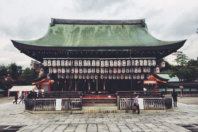 八坂神社最灵验的是美容行业的祈福,所以神社的灯笼很多都是美容院