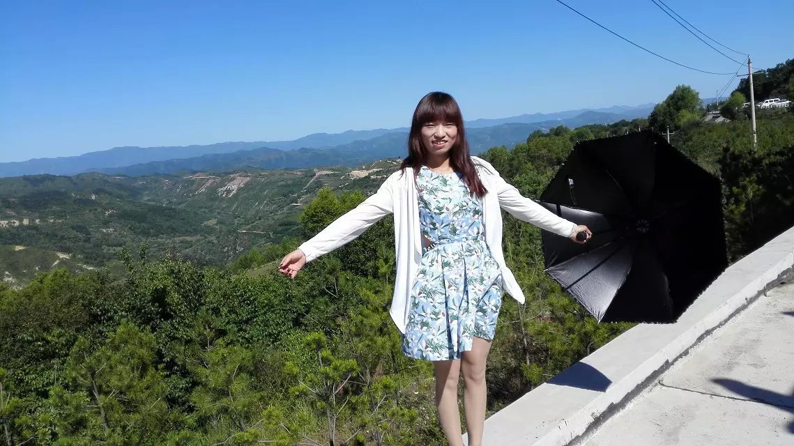 簡介:紫荊山,平地突兀于莊浪縣城之中,因山陰遍植紫荊樹而得名。歷為山城形勝,1986年被縣政府辟為公園。紫荊山游覽區面積1.5萬平方米,集自然景觀與人文景觀于一體,山勢玲瓏剔透,雄渾壯觀,環境幽雅,令人陶醉。洛河橫煙、紫荊香靄等景觀及其玉虛宮、十王殿、文昌樓、關帝廟、顯對閣、藥王洞等十多處見于史籍志書的名勝古跡,使紫荊山久負盛名,游客絡繹不絕。紫荊山寺觀,始為儒、釋、道三家活動場所。在1700多年歷史中,歷代不斷修葺增建,成為隴上頗負盛名的道觀寺院。北宋歷三年,劉滬將軍收復水洛城,曾住紫荊山玉虛宮,