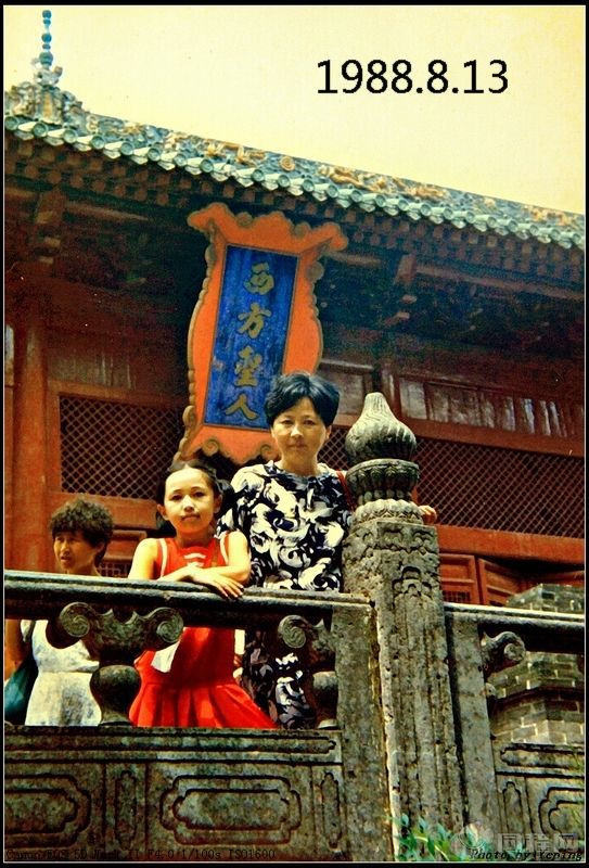 千佛殿殿内砖铺底面上,有4排48个站桩坑,他们是历年少林寺僧练拳习武