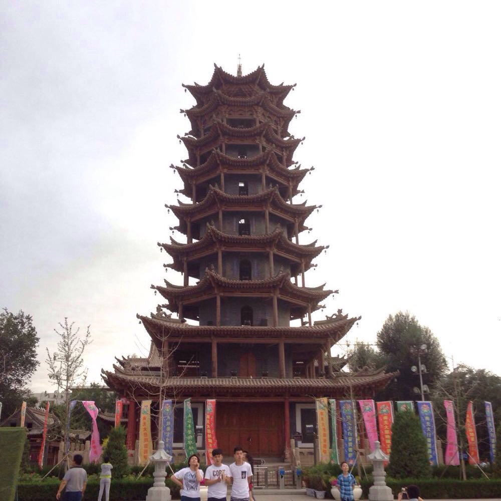 从西街十字往县府街走到广场,就看到这个木塔寺