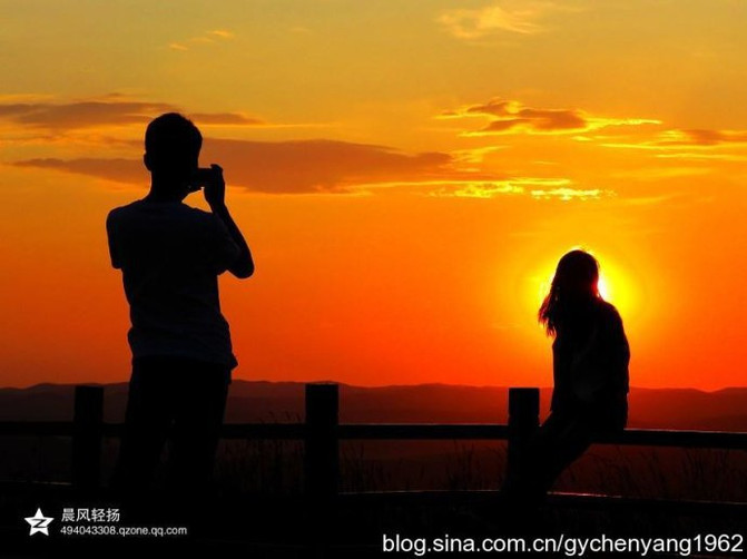 天空一下灿烂了起来 山人独自一人 只好将别人的女朋友借来作夕阳西下