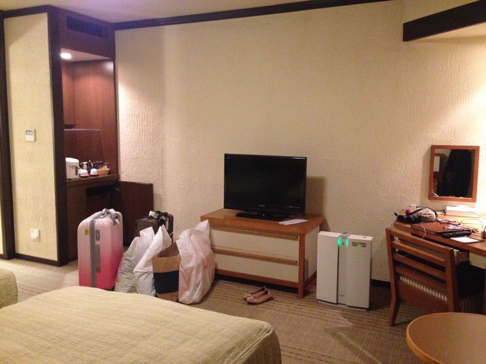 我在9月住在一家宾馆,早上我退房服务员和我都忘了,回家才发现房卡没