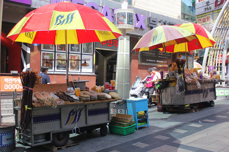 每人一个摊位和遮阳伞,很安静,在路边小吃摊上品尝美味的韩式小吃.