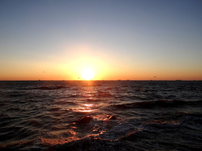 太阳离开海面,发出耀眼的亮光,海水和天边都有了太阳的颜色.