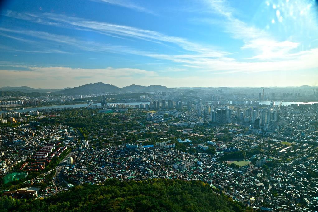 首尔是一座大的平原城市,被汉江一分为二,江北是早先开发出的商业集中