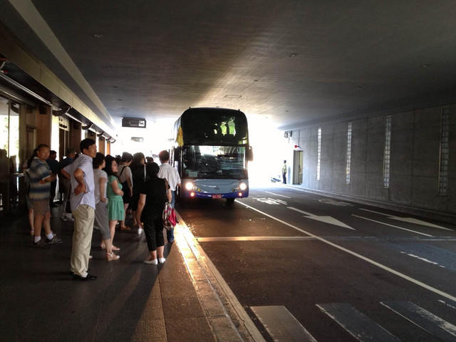 所有坐游览车的旅客都要在这个地方下车,小客车要在这个地方下车,全部