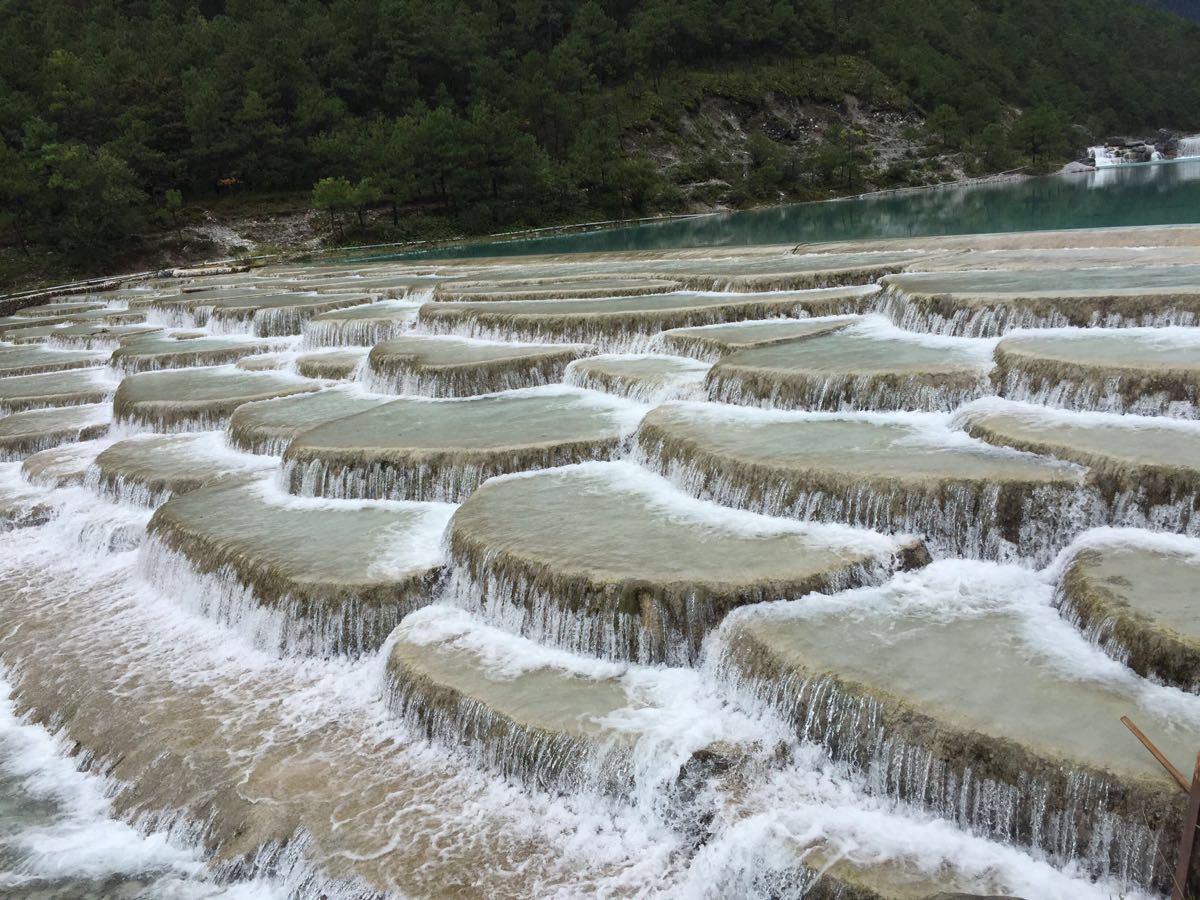 丽江白水河-在玉龙雪山景区内,由玉龙雪山融化的冰川雪水汇成的河流.