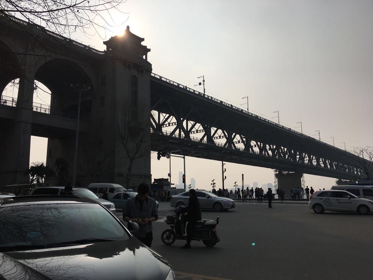 从户部巷走到尽头就是长江大桥,没登上去看,过了桥就是龟山电视塔