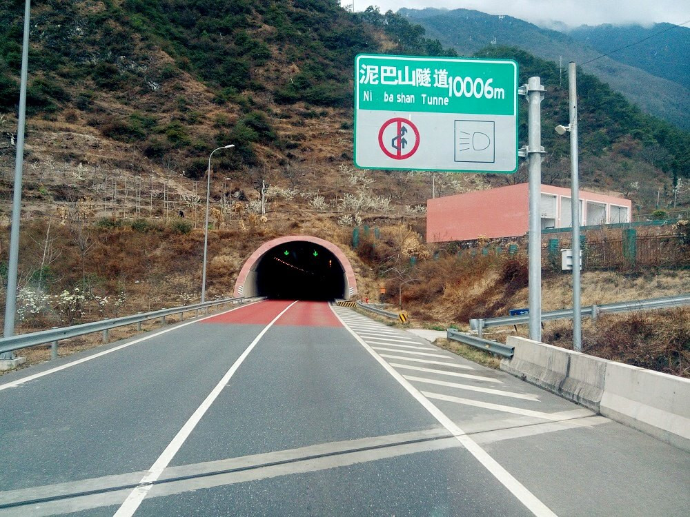 过了这个1万06米的泥巴山隧道简直就是两个不同的世界,这个隧道足足