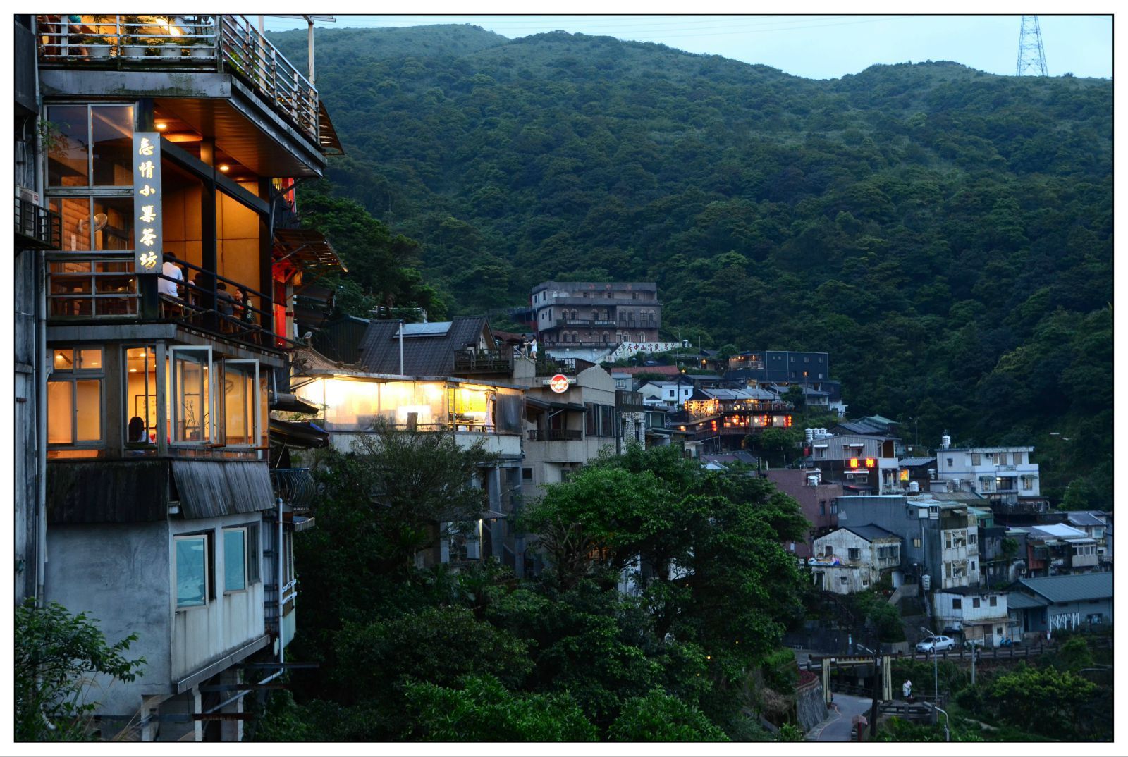 山城九份,是侯孝贤影片里的《悲情城市,是宫崎骏画笔下的神秘小镇