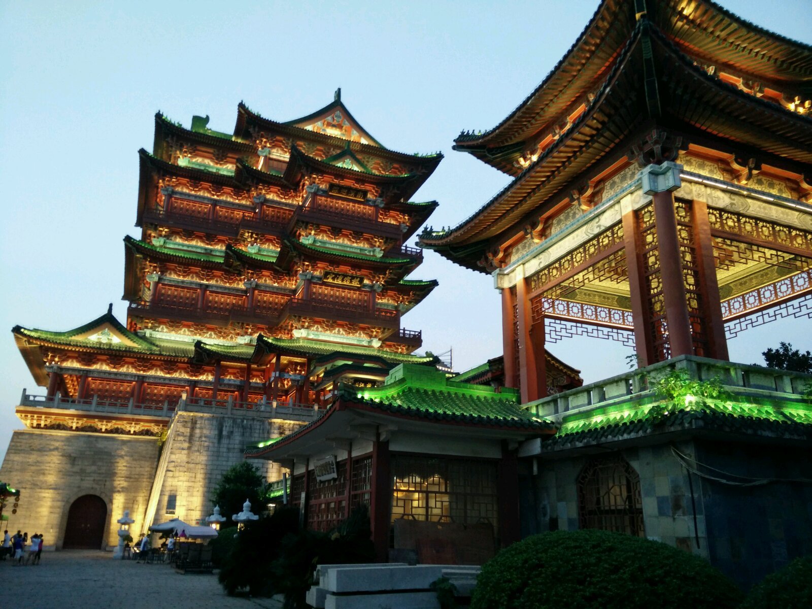 游艇穿过八一大桥下,灯光下的景色. 开车去滕王阁路上,太阳落山.
