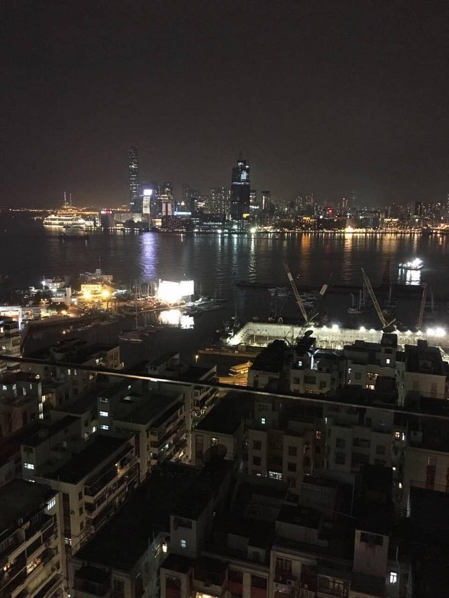 酒店就在这旁边 晚上在露台喝点啤酒吹吹风 看着香港的夜景 真的很美