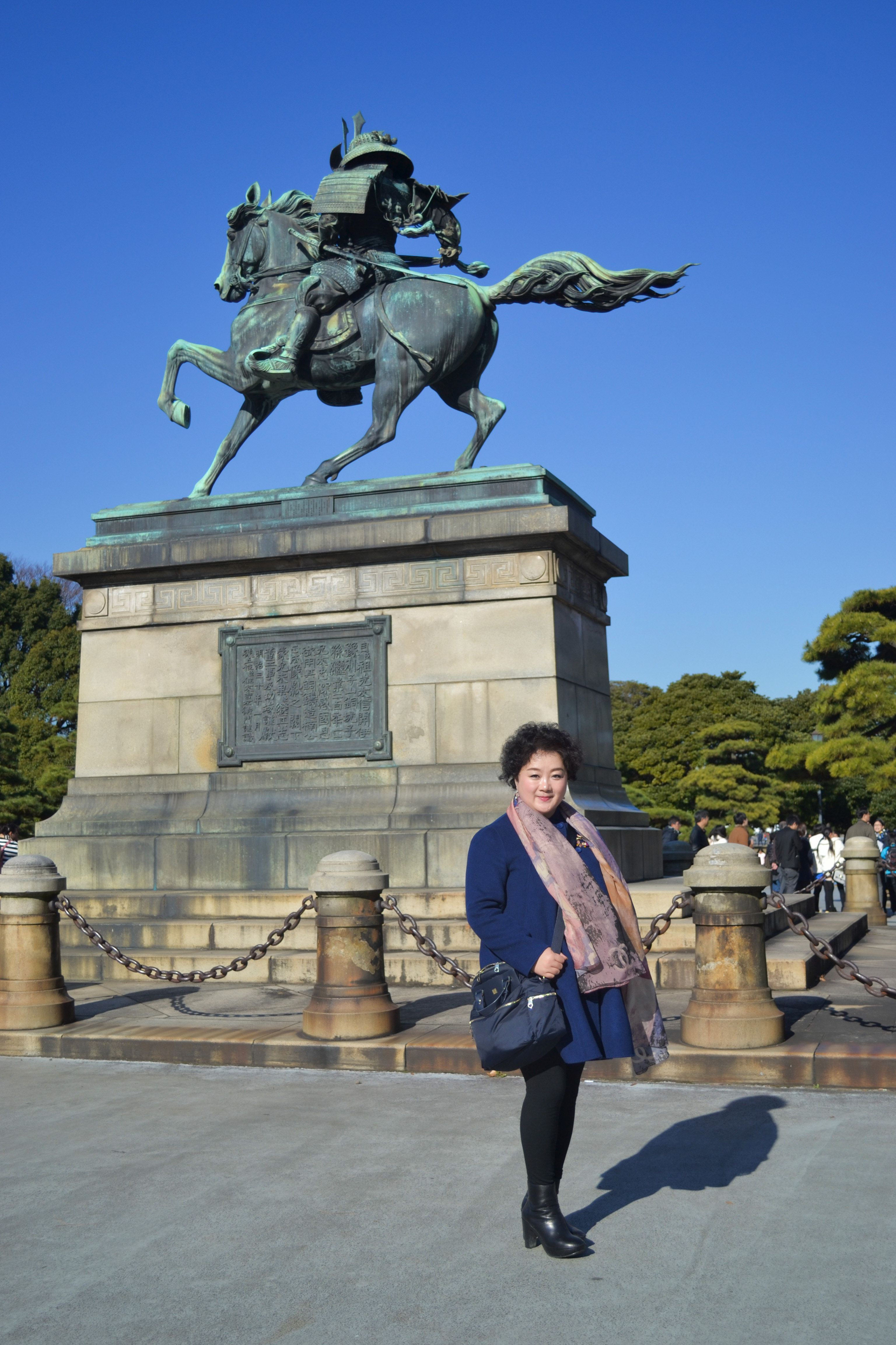 在皇居外苑的旁边,耸立著日本人的英雄楠木正成的青铜像.