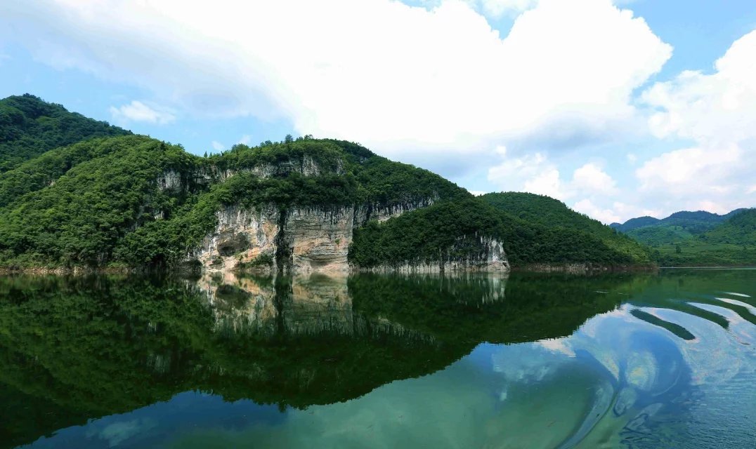 除了静若处子的湖面,飞龙湖还有灵动飞扬的瀑,滚滚流