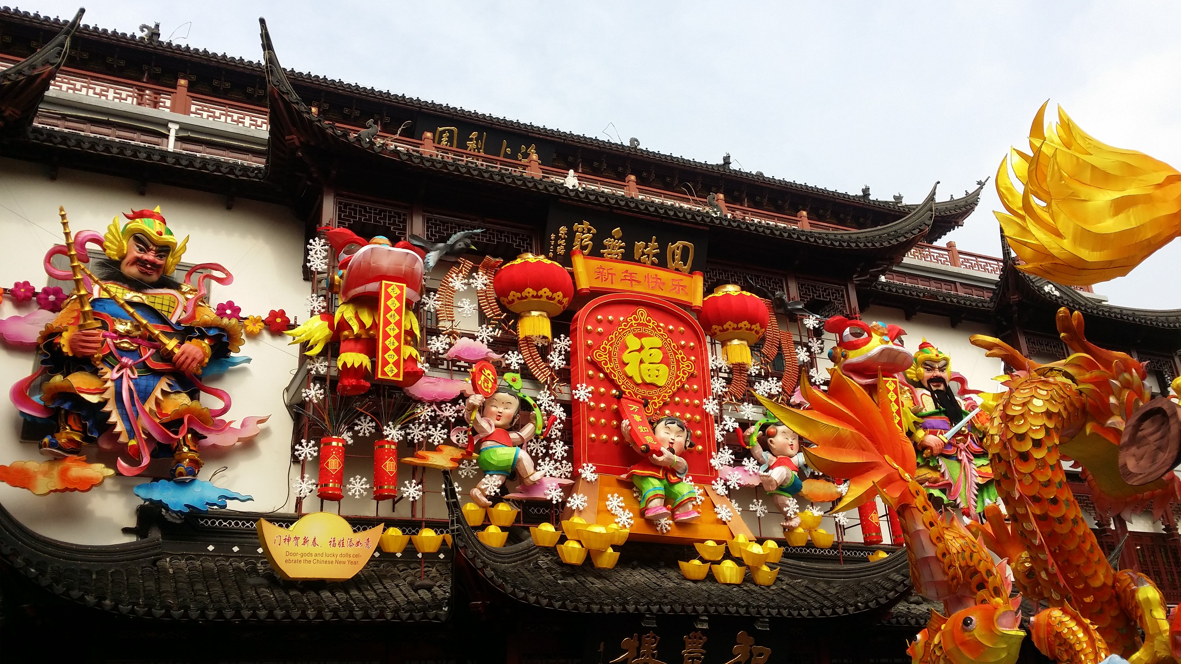 城隍庙也适合晚上再来,有了夜景灯的衬托勾勒整个格调更显得富丽堂皇。城隍庙最漂亮地地方在九曲桥那里,现在湖心的位置拍夜景不要太漂亮。据说城隍庙至今已经历六百多年风雨,期间也是惨遭过多次破坏,好在政府与信众大力支持保护才有了了今天的繁华盛景。豫园就在景区之内九曲桥的位置,需要购买门票才能进入参观,不过每天下午大概5点半就关门了,如果想去还是要早点。