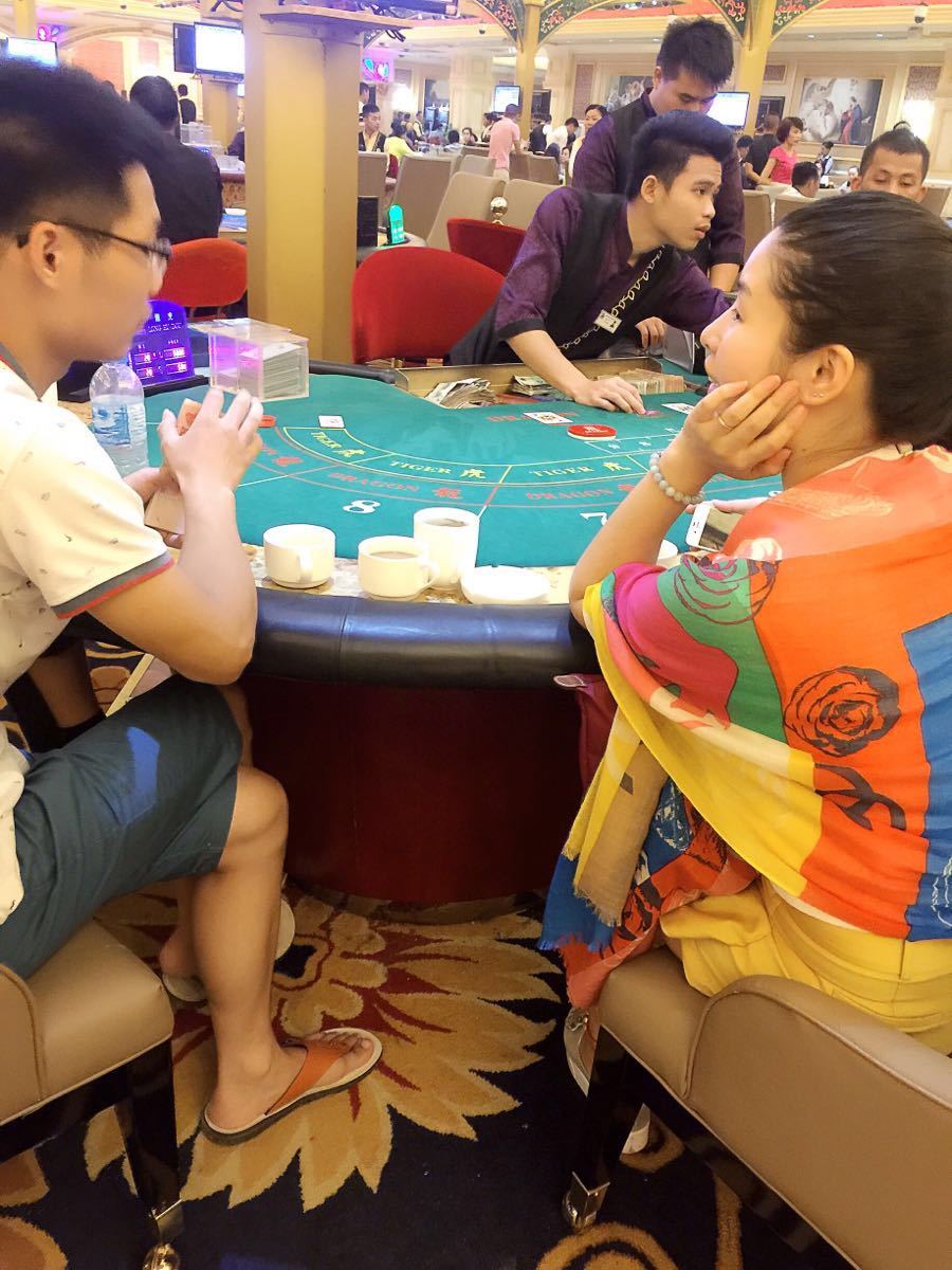 金三角因為販毒而聞名,這里是老撾,泰國,緬甸三國交界處,有一塊三角形的河灘。歷史上這里是種植罌粟花和販賣毒品的興盛地區,因為三國貨幣差異,交易都是用金子在這里一個不屬于任何一國管轄的小島上進行,所以又稱為金三角。要說風光,是很一般的,因為不是罌粟花開的季節加上現在種植的人也少了,所以自然風光上並沒有特色。到這里來就是讓你坐船在湄公河上游覽一下,並把你帶到老撾境內的一個小島上參觀(木棉島)。說是參觀,實際就是購物。如果報一日游的團通常是不包含300泰銖的船費和30泰銖的上島費的,需要自理。